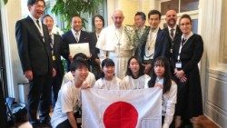 Le Pape François avec les jeunes de Scholas Occurentes à la nonciature apostolique de Tokyo le 25 novembre 2019. 