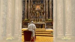 Pope Francis prays at Saint Mary Major