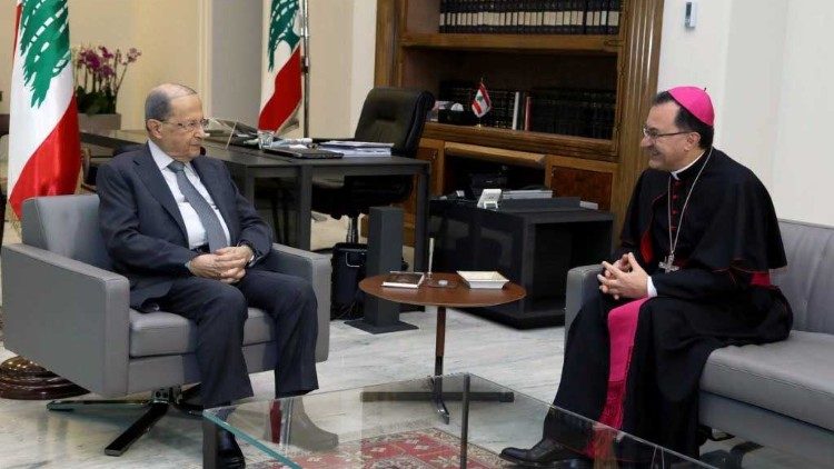 Monsignor Spiteri, nunzio apostolico in Libano, durante un incontro con il presidente del Parlamento libanese