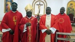 Bischof  Matthew Hassan Kukah mit mehreren Priestern