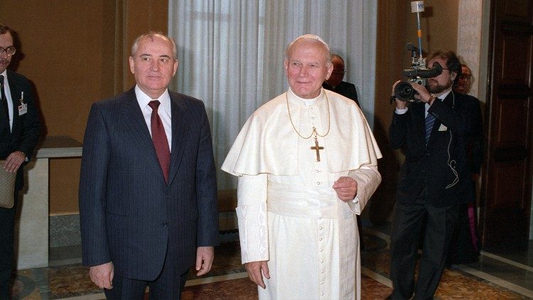 Иоанн Павел II и Михаил Горбачёв на встрече в Ватикане (1 декабря 1989 г.)