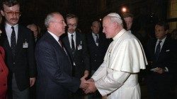 Encontro entre João Paulo II e o presidente soviético Mikhail Gorbachev, em 1° de dezembro de 1989
