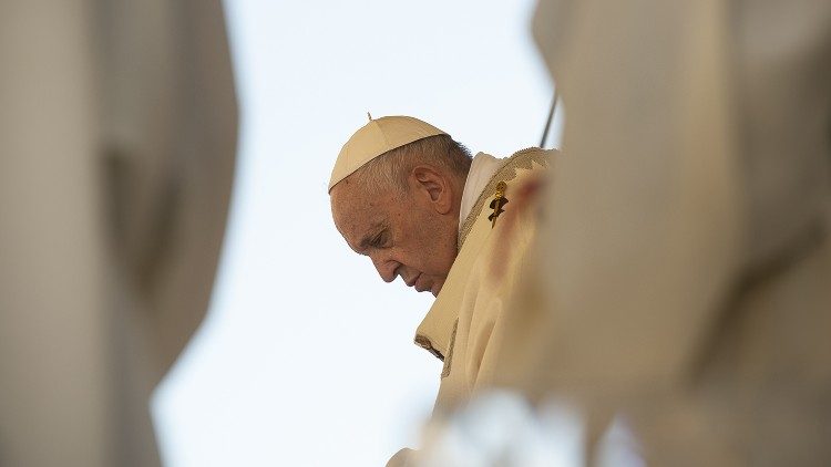 Le Pape en prière