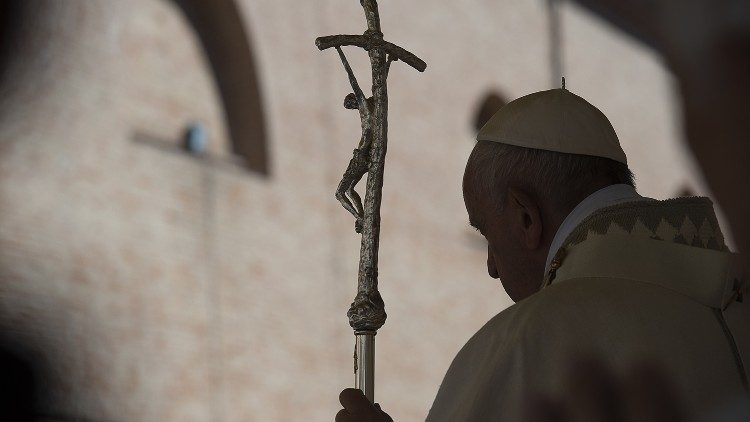 El Santo Padre en oración, foto de archivo