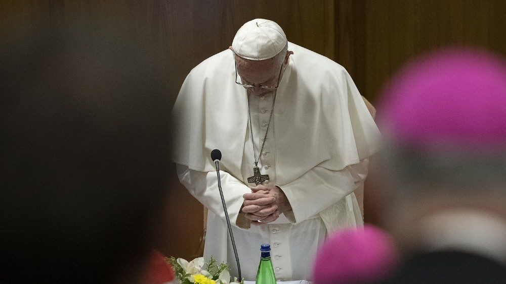 El Papa en oración en el Aula Nueva del Sínodo