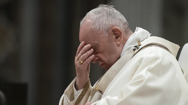 2019.04.18 Papa Francesco in preghiera e riflessione durante la Messa Crismale