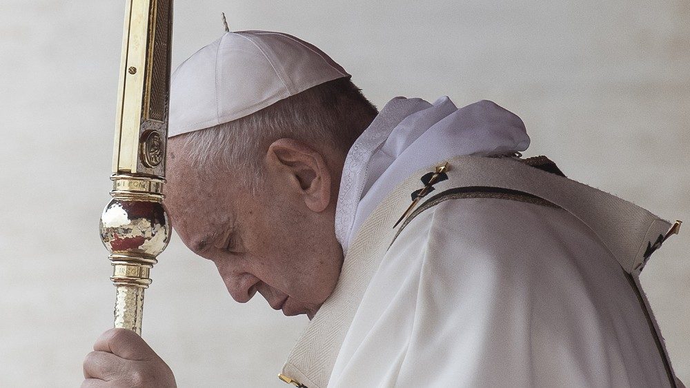 2019.04.21 papa Francesco in preghiera, in riflessione durante la Santa Messa di Pasqua