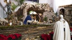 2018.12.24 Papa Francesco visita il presepe in basilica San Pietro