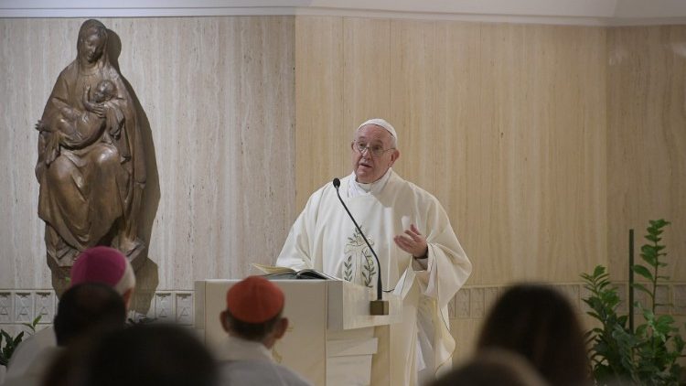 El Papa Francisco tiene la homilía en la misa en Casa Santa Marta