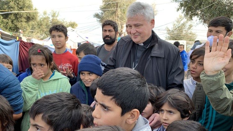 Kardinal Krajewski s djecom migrantima