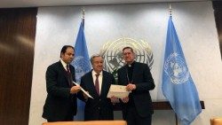 Le juge Abdelsalam , le Secrétaire général de l'ONU Antonio Guterres et le cardinal Ayuso présentent le Document sur la Fraternité humaine, ici à New York en décembre 2019 (archive).