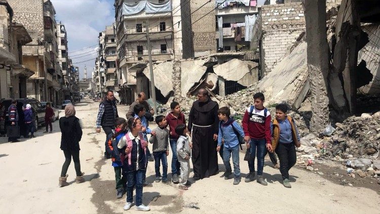 Padre Firas Lufti crianças nas ruínas de Aleppo