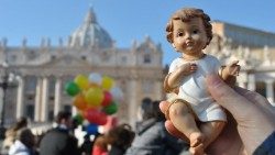 Franciszek błogosławi „Bambinelli” – figurki Dzieciąka Jezus 