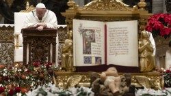 Frasi Natale Di Papa Francesco.Il Papa Nella Notte Di Natale Dio Viene Gratis Non Segue Logica Del Dare Per Avere Vatican News