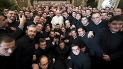 Franziskus mit Priestern und Seminaristen: Aufnahme von 2016