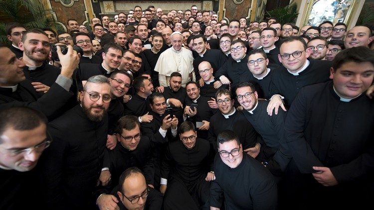 2016.12.10 Pontificio Seminario Regionale Pugliese Pio XI, Papa Francesco e sacerdoti, papa Francesco e preti