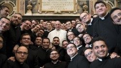 Franziskus bei einer Begegnung mit Priestern im Jahr 2016