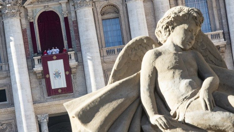 Anjo do Presépio de areia, tendo ao fundo a faxada da Basílica de São Pedro durante a Bênção Urbi et Orbi