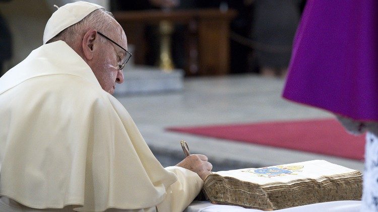 2017.09.07 Viaggio Apostolico in Colombia 06-11 Settembre 2017 Incontro Cittadinanza e Visita Cattedrale Bogotà, Papa Francesco firma 