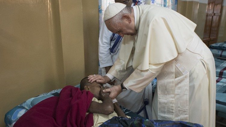 Papa Françesku përshëndet një të sëmurë, në një spital, në Bangladesh