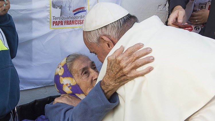 O Papa Francisco abraça uma idosa doente durante a viagem ao Paraguai