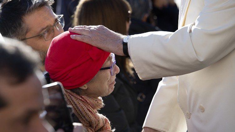 2019.12.04 Papa Francesco incontra un'anziana durante il saluto ai disabili, udienza generale, baciamano