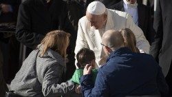 Le Pape saluant une famille lors d'une audience générale en 2019.
