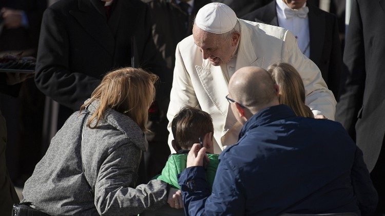 Le Pape saluant une famille lors d'une audience générale en 2019.