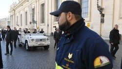 Ein Feuerwehrmann der Vatikanstadt während einer Generalaudienz auf dem Petersplatz