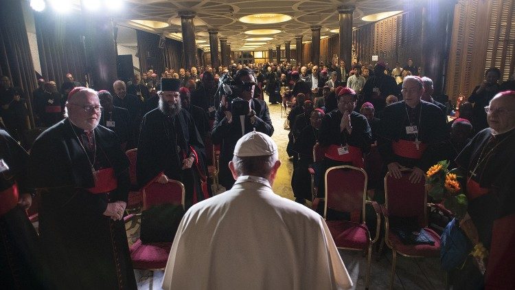 Archivbild: Papst Franziskus bei der Synode 2018 im Vatikan