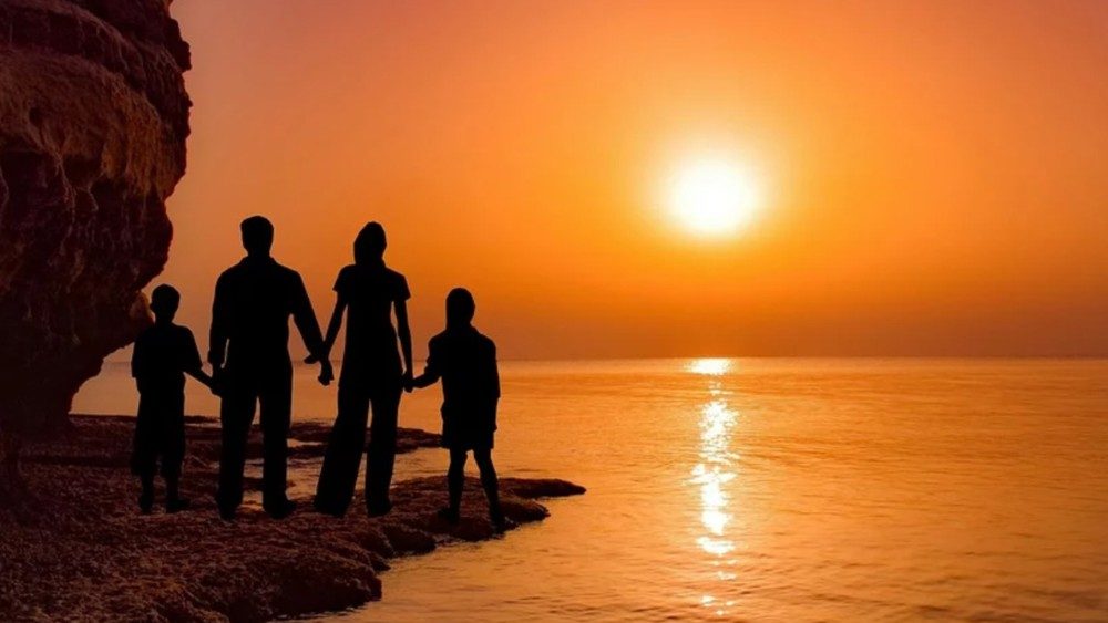 2019.12.19-famiglia-tramonto-genitori-figli-mare.jpg