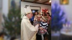 Il Nunzio in Ucraina porta ai cristiani la benedizione del Papa