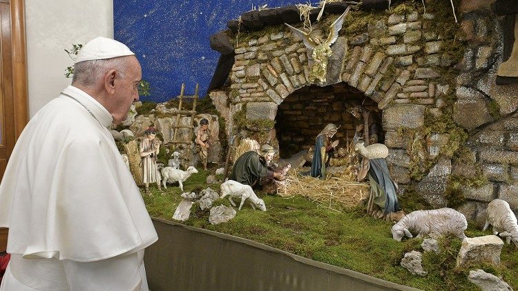Papa Francesco davanti al presepe allestito a Casa Santa Marta (dicembre 2019)