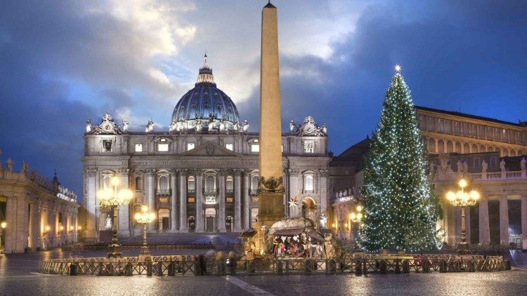 A vatikáni karácsonyfa és betlehemi jászol
