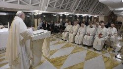 Papa Francesco celebra la Messa mattutina a Casa Santa Marta