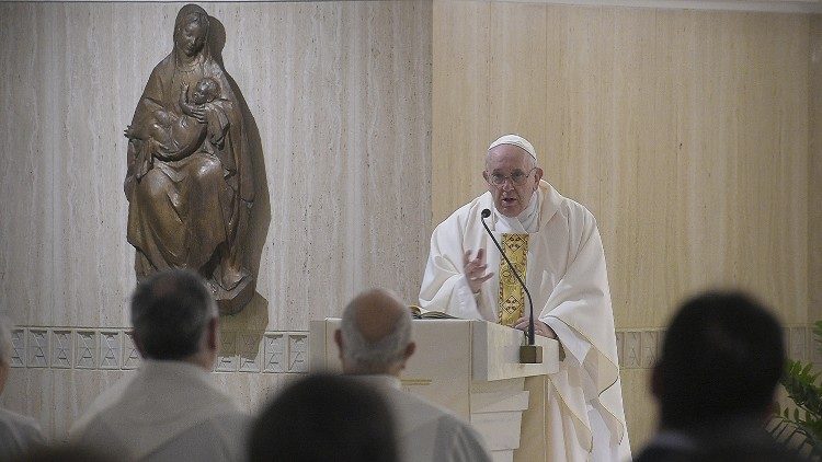 : Папата Фрањо за време на светата Литургија во капелата на домот света Марта