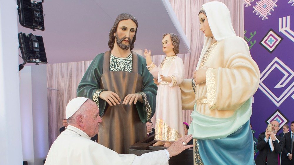  Papa Francesco e la Sacra Famiglia, in una immagine del viaggio apostolico in Messico nel 2016
