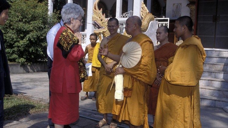 Chiara với các nhà sư Phật giáo