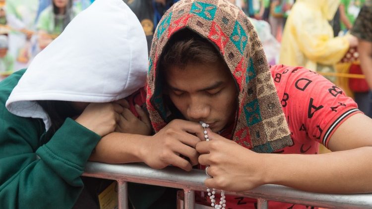 Faithful pray in the Philippines