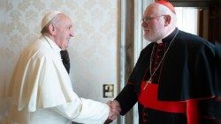 Papst Franziskus und Kardinal Reinhard Marx bei einem treffen im Jahr 2020