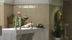 Papa Francesco celebra la Messa a Casa Santa Marta