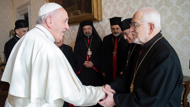 Le Patriarche Grégoire Pierre XX Ghabroyan, ici lors d'une rencontre avec le Pape François, en février 2020 au Vatican avec les autres chefs des Églises orientales en communion avec Rome.