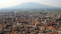 Die Region um Acerra nordöstlich von Neapel ist wegen jahrzehntelanger illegaler Müllverbrennungen als „terra dei fuochi“ (Land der Feuer) berüchtigt.