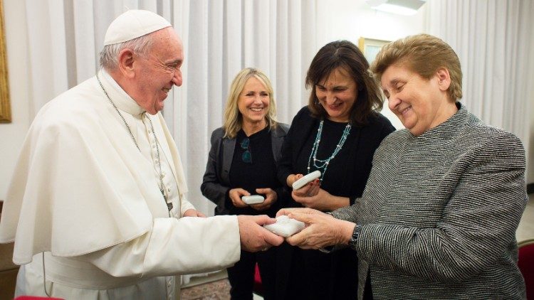 Papež Frančišek in Mariella Enoc med srečanjem, 12. februarja 2020