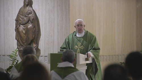 Il Papa: scivolare nella mondanità è deviare il cuore da Dio