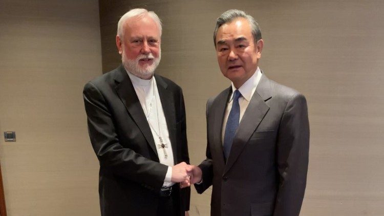 Msgr Paul Richard Gallagher och Kinas utrikesminister Wang Yi