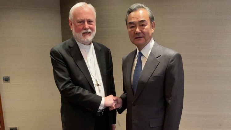  Paul Richard Gallagher a Wang Yi pri stretnutí 14. februára 2020 v Mníchove 