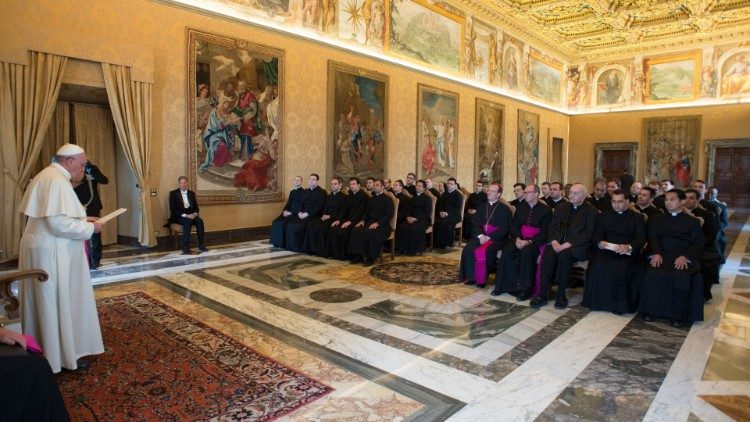 Papa em audiência à Pontifícia Academia Eclesiástica em junho de 2015