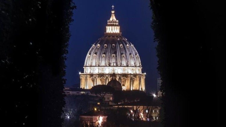 夜景中的圣伯多禄大殿穹顶