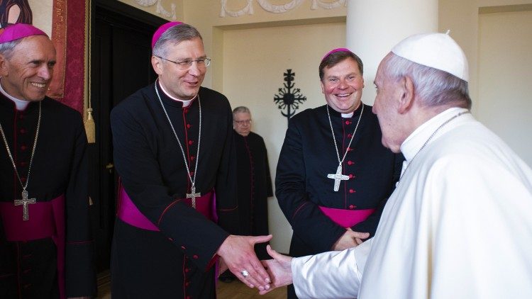 Mons. Kestutis Kėvalas pri stretnutí s pápežom Františkom počas jeho návštevy Kaunasu 23. settembra 2018